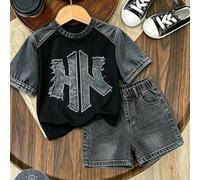 2 Stücke Lässiger cooler Stil für Kleine Jungen mit englischem Buchstaben HK Muster, modisches schwarzes Kurzarm T-Shirt mit Rundhalsausschnitt und Sp