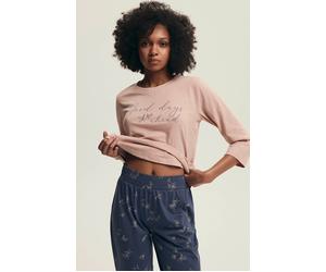 43699 Rosafarbener Damenpyjama von Delanie Henderson - Baumwolle, 3/4-Ärmel und Netzstrümpfe - Größe S 36