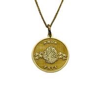 Amor Fati gravierte Münzanhänger-Halskette, 24 mm, mit 45,7 cm langer Ankerkette | Sterlingsilber, vergoldet | Unisex-Schmuckgeschenk | LK_PNDN_0023