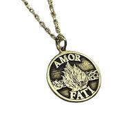 Amor Fati Halskette mit geprägtem Anhänger aus 925er Sterlingsilber mit Goldplattierung, 45,7 cm lange Ankerkette, runder Anhänger, handgefertigter Unisex-Schmuck |LK_EMBO_00330