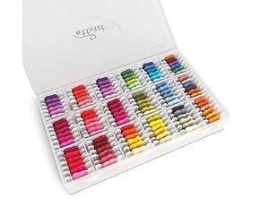 ATTERET Stickgarn-Set, 108 Farben, 99 Baumwolle, 9 metallische Fäden, auf Kunststoffspulen in Organizer-Aufbewahrungsbox, DMC-Farbcodierung, für Kreuzstich, Freundschaftsarmbänder, Schnurhandwerk