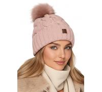 Baesics Strickmütze mit Bommel Rosa für Damen & Herren - warme Unisex Zopfmuster Wintermütze mit Fleecefutter & Kunstfell Pompon - Made in Poland - One Size - Beanie Stil