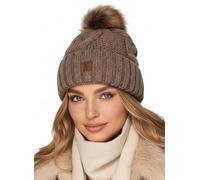 Baesics Strickmütze mit Bommel Taupe für Damen & Herren - warme Unisex Zopfmuster Wintermütze mit Fleecefutter & Kunstfell Pompon - Made in Poland - One Size - Beanie Stil