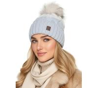 Baesics Wintermütze Babyblau mit Zopfmuster Damen Herren - Gefütterte Bommelmütze mit Kunstfell Pompon, Strickmütze Beanie Stil, Made in EU, One Size, Warm & Elastisch mit Fleecefutter