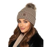 Baesics Wintermütze Taupe mit Zopfmuster Damen Herren - Gefütterte Bommelmütze mit Kunstfell Pompon, Strickmütze Beanie Stil, Made in EU, One Size, Warm & Elastisch mit Fleecefutter