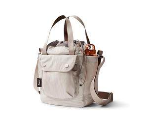 Bellroy Cinch Bucket Bag (kompakte, leichte 9-Liter-Umhängetasche mit externer Organisation, innerer Reißverschlusstasche, verstellbarem Schulterriemen und drei Tragemöglichkeiten)- Oat