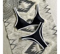 Bikini-Set mit weißem Rand. Schwarzer Körper mit weißem Randdesign, Triangel-Bikinihose mit hohem Beinausschnitt