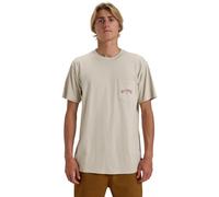 Billabong Herren Stacked Arch PKT T-Shirt, Bleach Sand, M