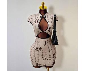 Chinesischer Stil verbessertes Cheongsam-Kleid, schwarzer Kalligraphie-Muster, Stehkragen, Knopfverschluss, Hohlraumtaille-Design, Schlitz, kurzes kör