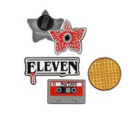 Cinereplicas Stranger Things - Set de 4 Pins Stranger Things Saison 1-3cm - Licence Officielle