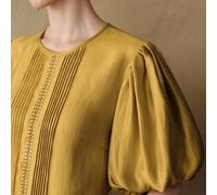 Damen leichte glänzende Stoff lockere Passform plissierte Cut Out Kontrastspitze Puffärmel kurze Ärmel Rundhals Bluse für den täglichen Arbeitsweg