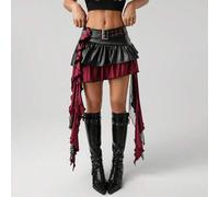 Damen Schwarz & Rot Kontrast Farbe PU-Leder Punk Stil karierter Metallgürtel Spitzen Anhänger asymmetrischer Saum Minirock