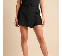 Damen Schwarzer High-Waist Wickel-Skort mit Knopfdetail, elastischem Bund, Preppy Mini-Rock-Stil, maßgeschneiderter Nadelstreifen-Skort, süße Büroklei