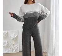 Damen Set mit weitem Rundhals gestreiftem Strickpullover und gemütlicher Strickpullover-Hose, 2 Stücke