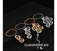 Ein Stück Herzförmiger Schlüsselanhänger aus Edelstahl mit Ringverschluss, der mit 2-5 Namen personalisiert werden kann, personalisierter Namensschlüs