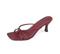 Elegante Pantoletten mit schmalen Riemen und hohem Absatz für jeden Tag. Leichte Sandalen zum Hineinschlüpfen mit Sohle und eckiger Zehenpartie.