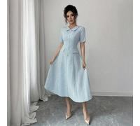 Elegantes, blau-grünes A-Linien-Midikleid aus strukturiertem Stoff mit Kragen und taillierter Silhouette, verziert mit Metallknöpfen in Perlenoptik. E