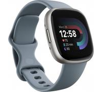 Fitbit Versa 4 Aktivitäts-Tracker wasserfallblau/aluminium-platin