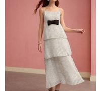 Gepunktetes plissiertes flüssiges Trägerkleid