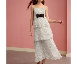 Gepunktetes plissiertes flüssiges Trägerkleid