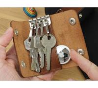 GOOD WILHELM Hochwertiges Schlüsseletui aus pflanzlich gegerbtem Leder - Made in Germany, für 4 oder 6 Schlüssel, mit AirTag-Fach Cognac Bis zu 4 Schlüssel