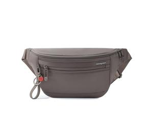 Hedgren BRANCO ist eine geräumige, sichere Sling-Crossbody-Tasche für urbanes Pendeln und Reisen mit nachhaltigen, 100% recycelten Materialien.