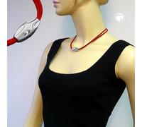 Kette Kunststoffperle Rillenolive chromfarben glänzend Velourband rot 42cm