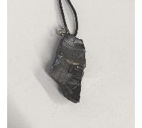 Kette mit Schungit-Anhänger.