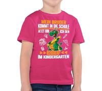Kinder T-Shirt Jungen - Hallo - Mein Bruder kommt in die Schule! Jetzt Bin ich der Chef im Kindergarten - weiß/orange - 104 (3/4 Jahre) - Fuchsia - Start Geschenk Junge Shirt Geschenke Tshirt Jungs