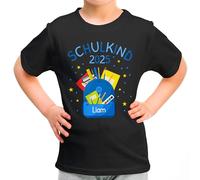Kinder T-Shirt „Schulkind 2025“ für Jungen mit Namen personalisiert - Geschenk Einschulung Schulbeginn Kindergartenabgänger 1. Klasse - Motiv: Rucksack Blau, Schwarz, Gr. 128