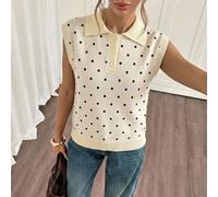 Lässiges minimalistisches Damen-Stricktop mit Polokragen, apricotfarbenem Grund und schwarzen Polka Dots, geeignet für Herbst/Winter