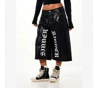 Lange Culotte-Shorts aus Kunstleder mit weitem Bein und Gothic-Typografie-Muster im Grunge-Stil