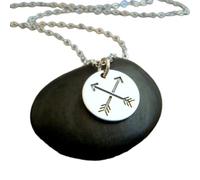 LKBEADS Halskette mit kleinem Pfeil aus 925er-Sterlingsilber, gekreuzte Pfeile. Freundschaft. Criss Cross.Alltagsschmuck. Einfacher zierlicher Anhänger. Mit 45,7 cm langer Kette, versilbert, LKGP