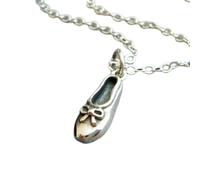 LKBEADS LKGP_02766 Halskette mit Ballerina-Schuh aus 925er-Sterlingsilber, mit kleiner Schleife, Anhänger für Tänzerin, Tanz, Sportschmuck, mit 45,7 cm langer Kette, versilbert