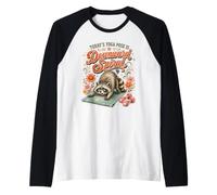 Lustiger Waschbär Yoga Pose Workout Downward Spiral Humor Raglan