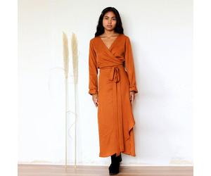 ManduTrap Langärmeliges TENCEL Wickelkleid „Falta“ - Cognac oder Schwarz Braun XS