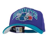 Mitchell & Ness Team Arch Basecap mit Classic Red Snapback Verschluß - Charlotte Hornets (Lila/Türkis)