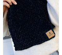 myboshi Häkelset Schal Pearl aus Samt XS, für Anfänger, inkl. Samt XS Garn, Häkelnadel, Anleitung und Label, 100% Polyester, Schwarz (Lakritz) mit Häkelnadel