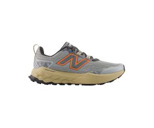 New Balance - Herren Traillaufschuhe - Garoé V2 - Garoé V2 Slate Grey/Tangerine Heat/Castlerock für Herren - Größe 43 - Grau Grau 43