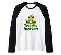 Niedlicher Cartoon-Frosch mit Krone auf Gras sitzend Raglan