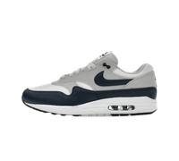 Nike Herren AIR MAX 1 ESS Sneaker, Summit White Armory Navy Light Silver, 44 EU
