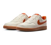 NIKE Court Vision Low Sneaker Herren 100 - sail/campfire orange-gum med brown 45