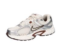 Nike Damen Sneaker V5 RNR HQ7901-102 40 Sail/Lt Orewood Brn-Fauna Brow