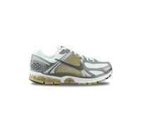 Nike FJ4151-006 Zoom Vomero 5 Herren MTLC Pewter/MEDIUM ASH-Parachute BEIGE EU 42