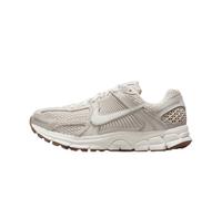 Nike FZ3780-101 Zoom Vomero 5 Damen LT Orewood BRN/SAIL-METALLIC Silver EU 42.5