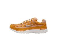 Nike HQ3641-886 P 6000 Premium Herren-Lifestyle-Schuh, Kumquat/Metallic-Silber/Magma Ora