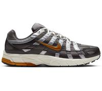 NIKE P-6000 Herren | MEDIUM ASH/DESERT OCHRE-FLAT P | EU 43