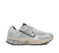 Nike Zoom Vomero 5 Damen Sneaker 40,5 EU, Laufschuh im Running-Style, Zoom Air Dämpfung, Leder- und Mesh-Obermaterial, Pure Platinum/Chrome/Light Orewood Brown