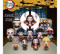 Offiziell lizenzierter Demon Slayer Schlüsselanhänger (1 Stück) mit Clip in einer Blind Bag. Enthält die niedliche Mini-Charakterfigur Nezuko Kamado,