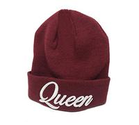 Outfitfabrik Beanie Queen in Bordeaux-rot mit 3D-Stick in weiß (Strickmütze, warme Wintermütze, Partnerlook) für Männer und Frauen, dehnbar